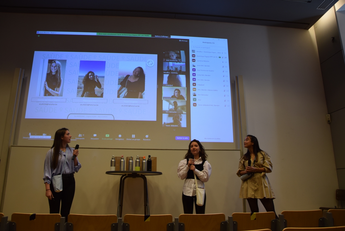Etudiants qui présentent leur projet