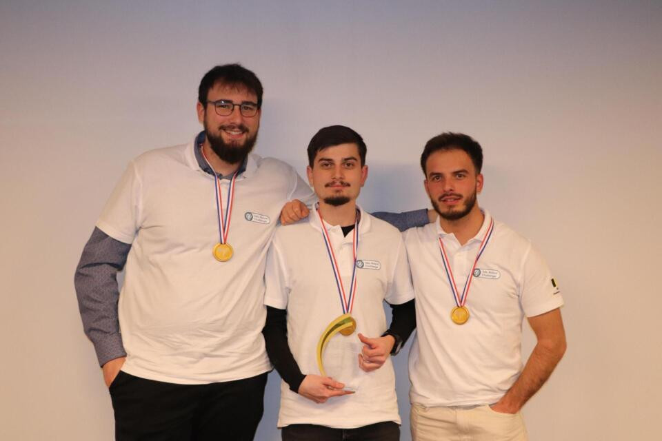Trois étudiants d'automatisation remportent le prestigieux trophée ...